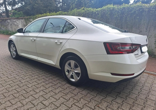 Skoda Superb cena 59900 przebieg: 220000, rok produkcji 2018 z Toruń małe 497